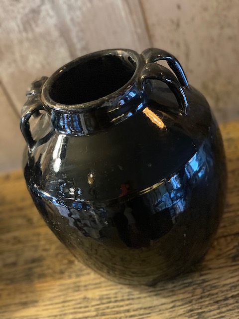 Oude stenen zwarte pot 't Maaseiker Woonhuys