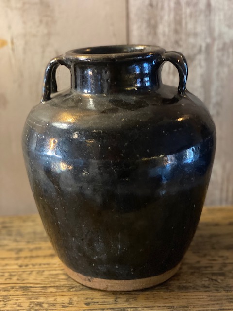 Oude stenen zwarte pot 't Maaseiker Woonhuys