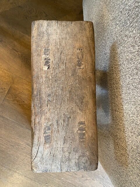 Aura Peeperkorn oud houten krukje 't Maaseiker Woonhuys