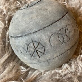 Aura Peeperkorn houten bal 't Maaseiker Woonhuys