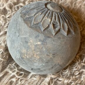 Aura Peeperkorn houten bal 't Maaseiker Woonhuys