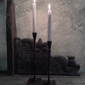 Een ijzeren kandelaar met een roestige patina van Aura Peeperkorn. Het betreft hier het laagste model (linker kandelaar). De kandelaar heeft hoogte van 25 cm en de voet is 8x8cm . Er past 1 Led- of gewone kaars in van normaal formaat. Maar ook de kerstboomkaarsjes die wat lager zijn staan er mooi in als je ze wat vast zet met tillandsia of mos. Iedere kandelaar is uniek en met de hand gemaakt. Ze zijn niet altijd helemaal recht, dit hoort erbij. Ze passen mooi bij de andere Marrakech kandelaren van Aura Peeperkorn.