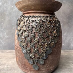 Oude kruik met sierraad 't Maaseiker Woonhuys